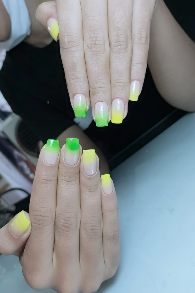 کاشت ناخن(سالن نقره نگار)