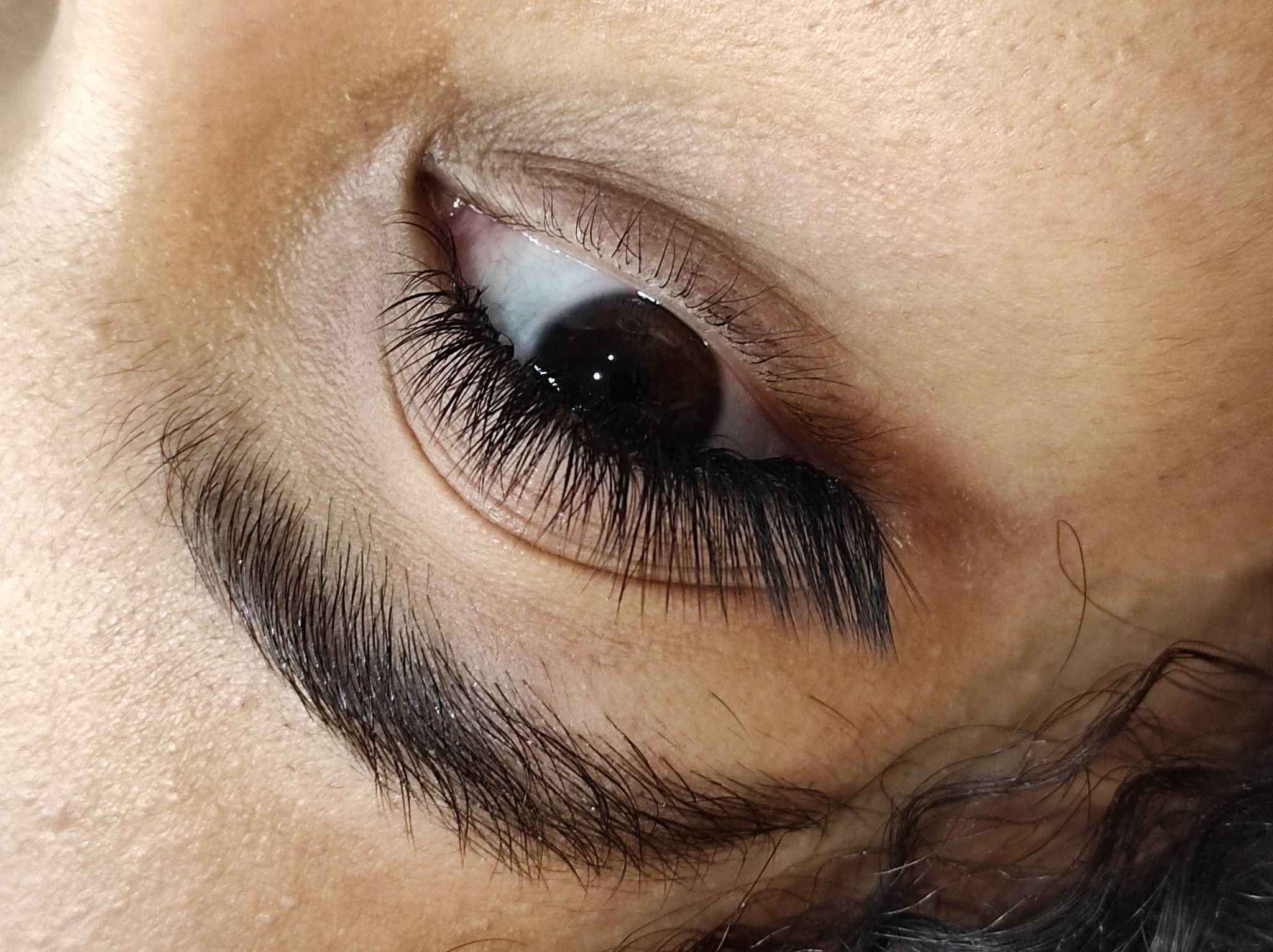 اکستنشن مژه و میکروبلیدینگ ابرو سما