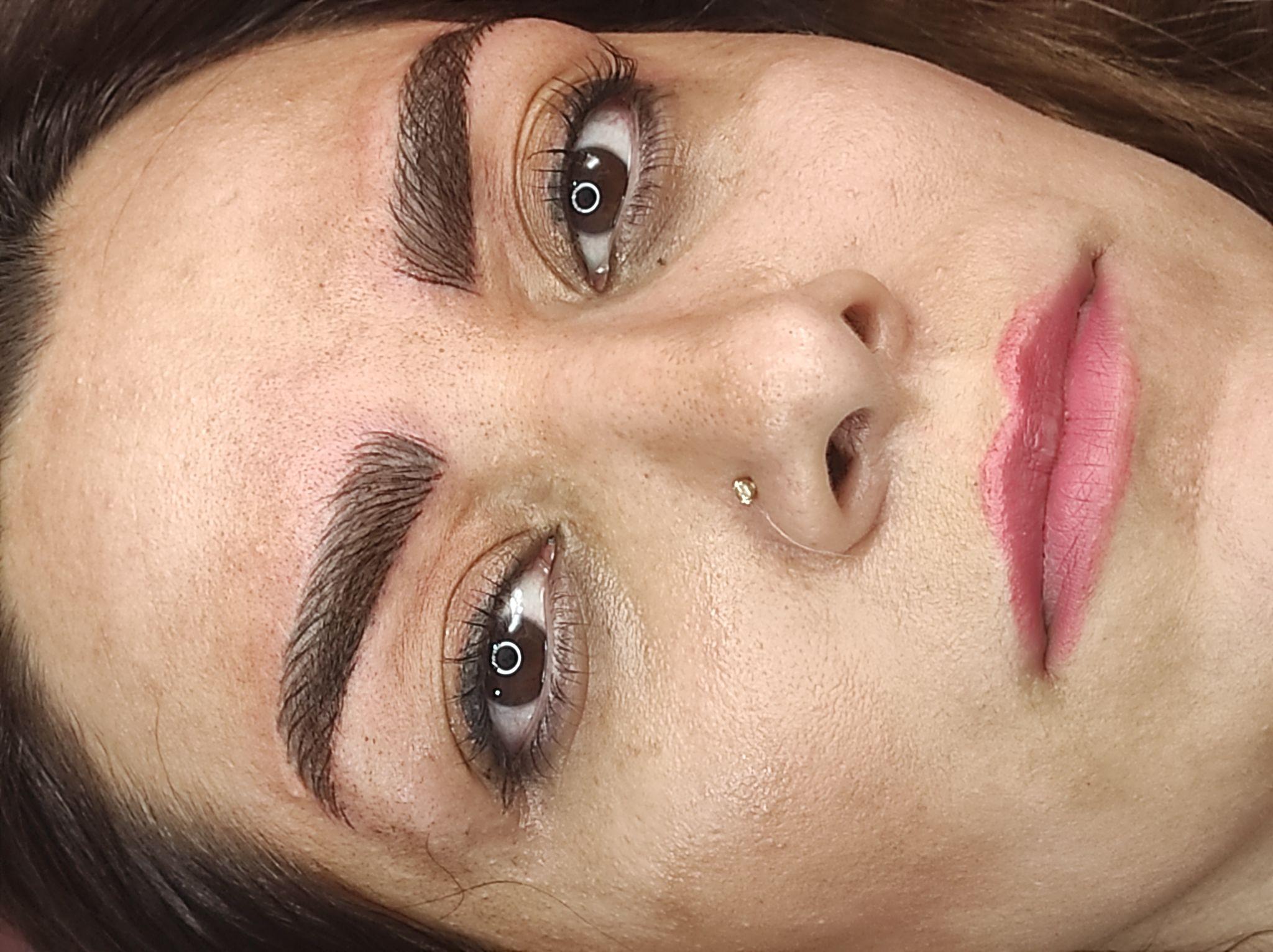 اکستنشن مژه و میکروبلیدینگ ابرو سما