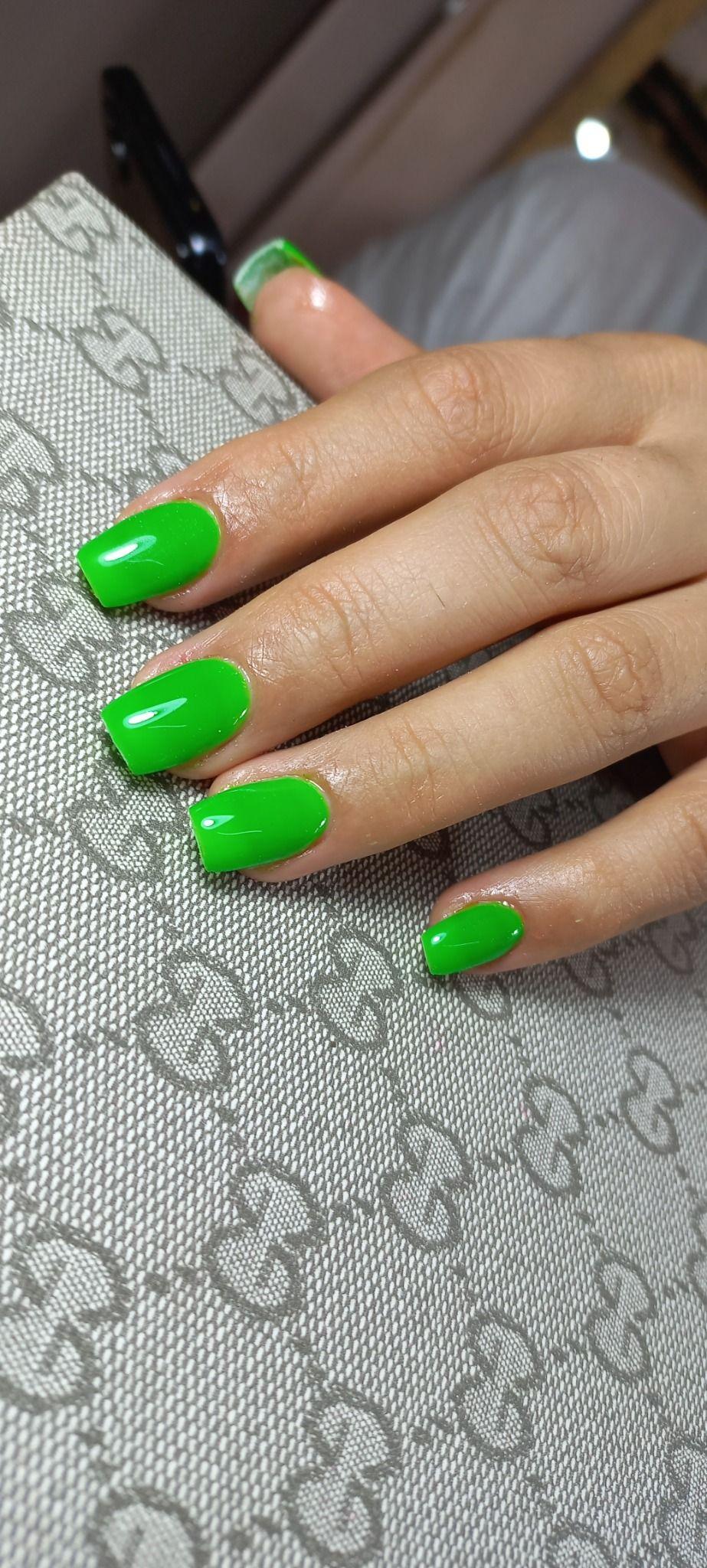 خدمات کاشت ناخن و کراتین مو مرضیه رحیمی