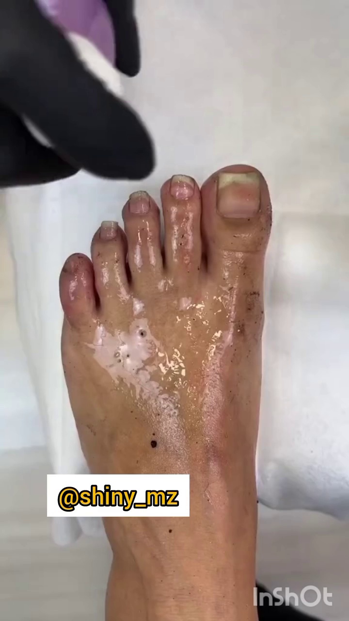 کاشت ناخن و پدیکور حرفه ای مژده