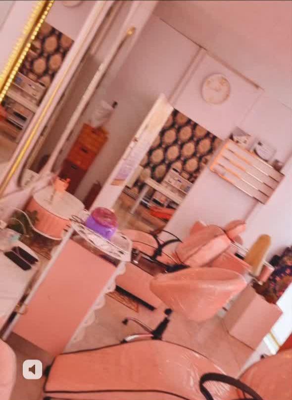 سالن زیبایی صورتی