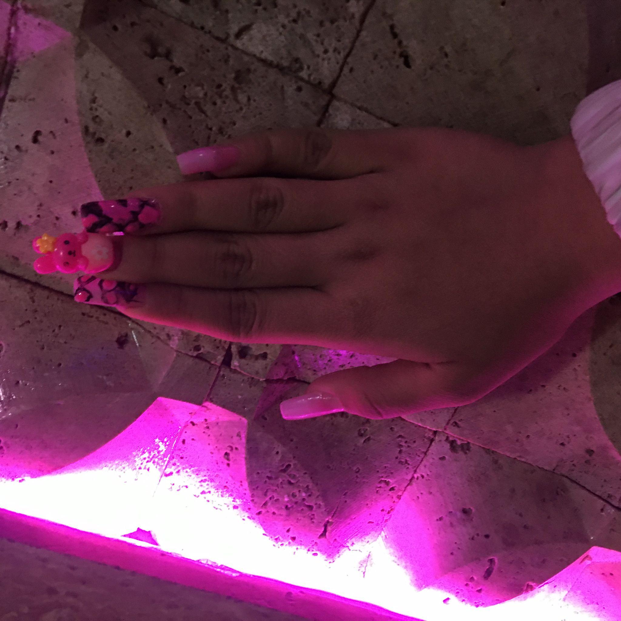 خدمات کاشت ناخن نیل پینکو