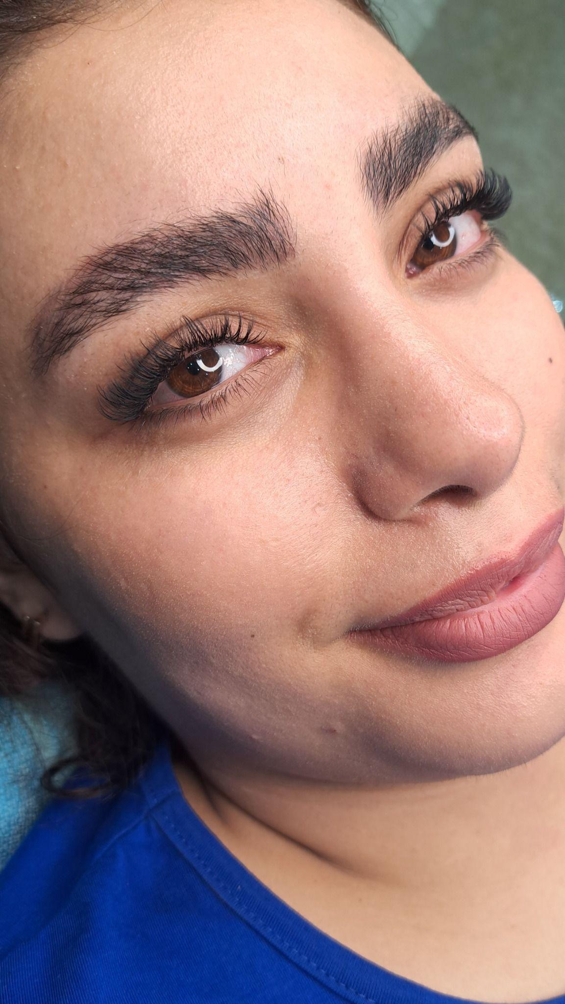 کاشت مژه  لیفت مژه و ابرو عادله درویش