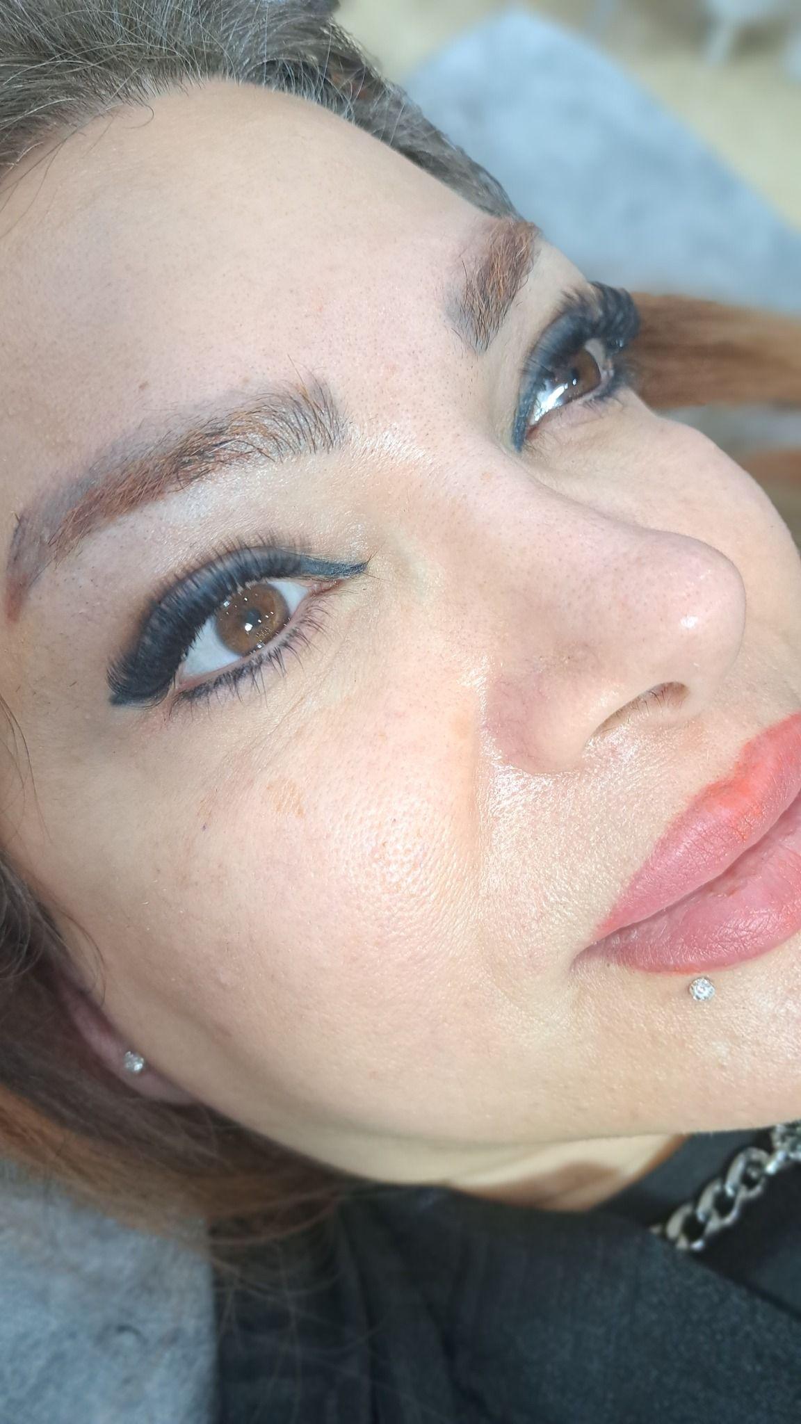 کاشت مژه  لیفت مژه و ابرو عادله درویش