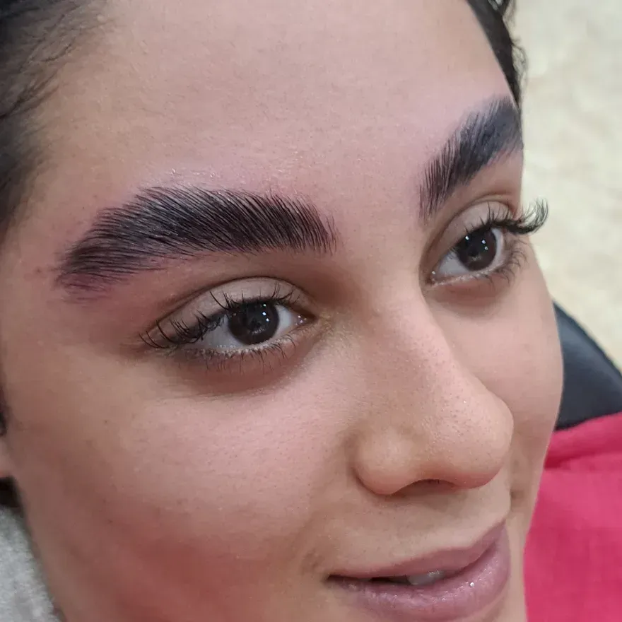 کاشت مژه  لیفت مژه و ابرو عادله درویش