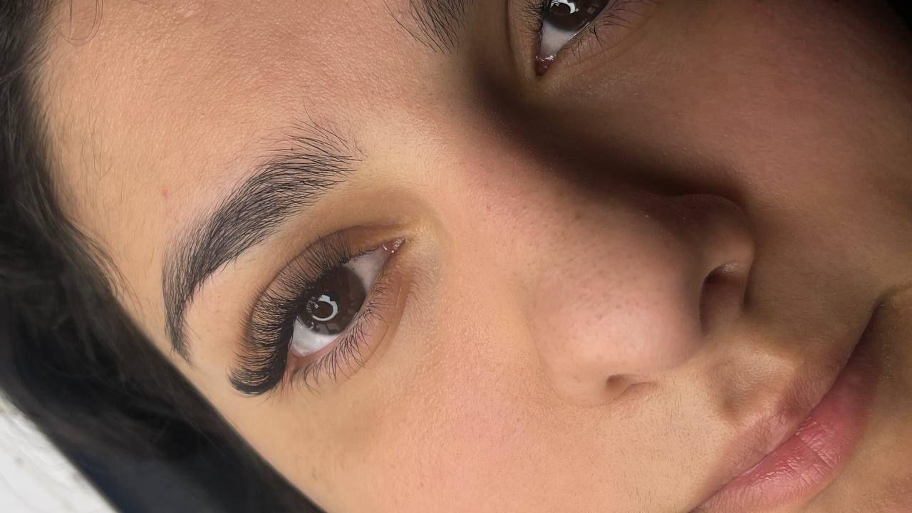 کاشت مژه  لیفت مژه و ابرو عادله درویش