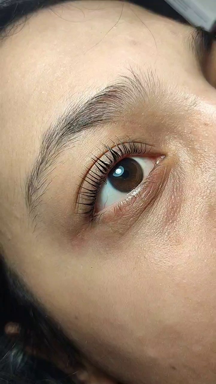 کاشت مژه  لیفت مژه و ابرو عادله درویش