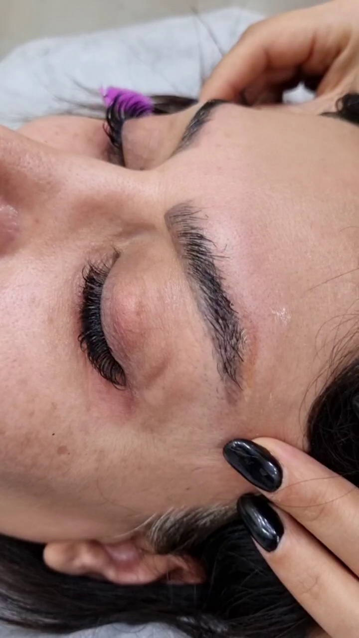 کاشت مژه  لیفت مژه و ابرو عادله درویش